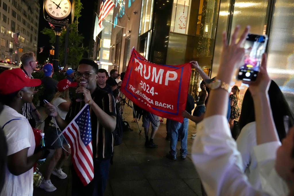 Los partidarios de Trump se presentaron en la Torre Trump para brindar su apoyo después de ver el intento de asesinato en sus pantallas de televisión.