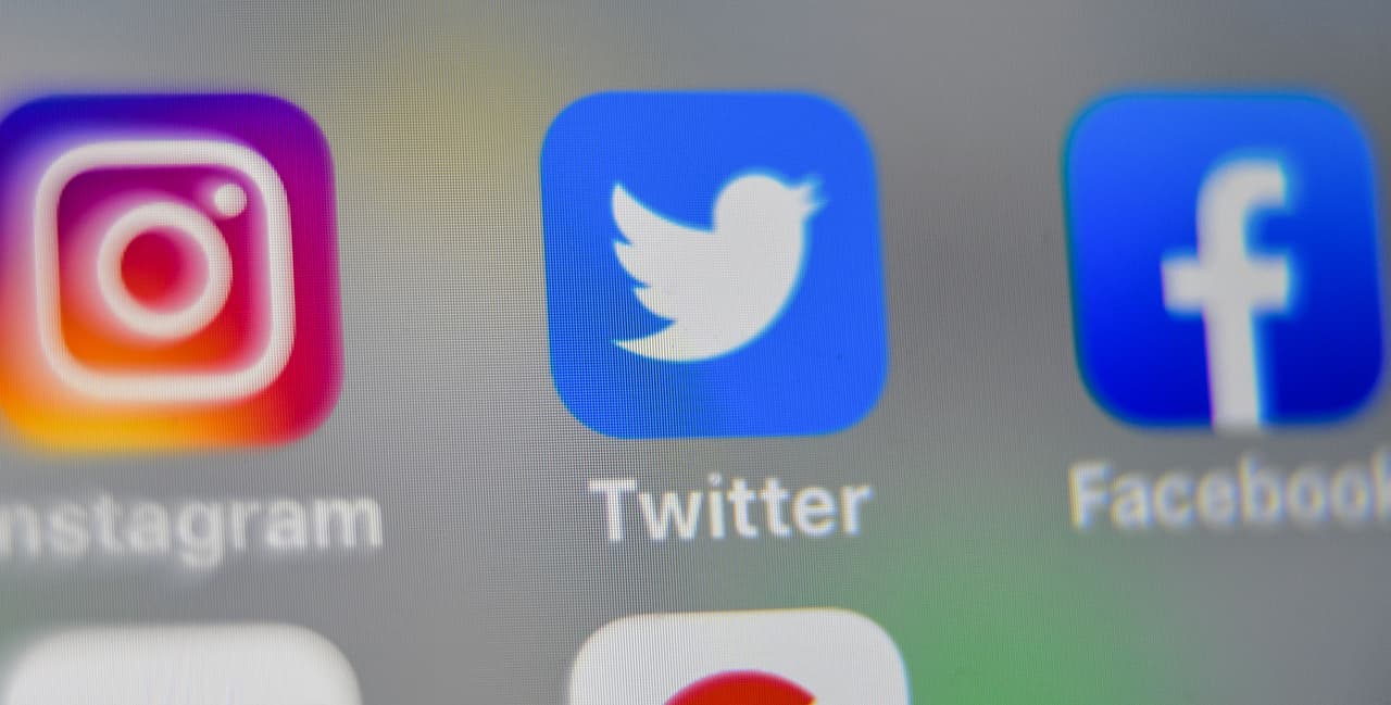 Twitter, que nació como una red social de microblog, con los años se transformó en una plataforma en la que era tácitamente ‘obligatoria’ la presencia para marcas, artistas, políticos y gobiernos. 
<br>
