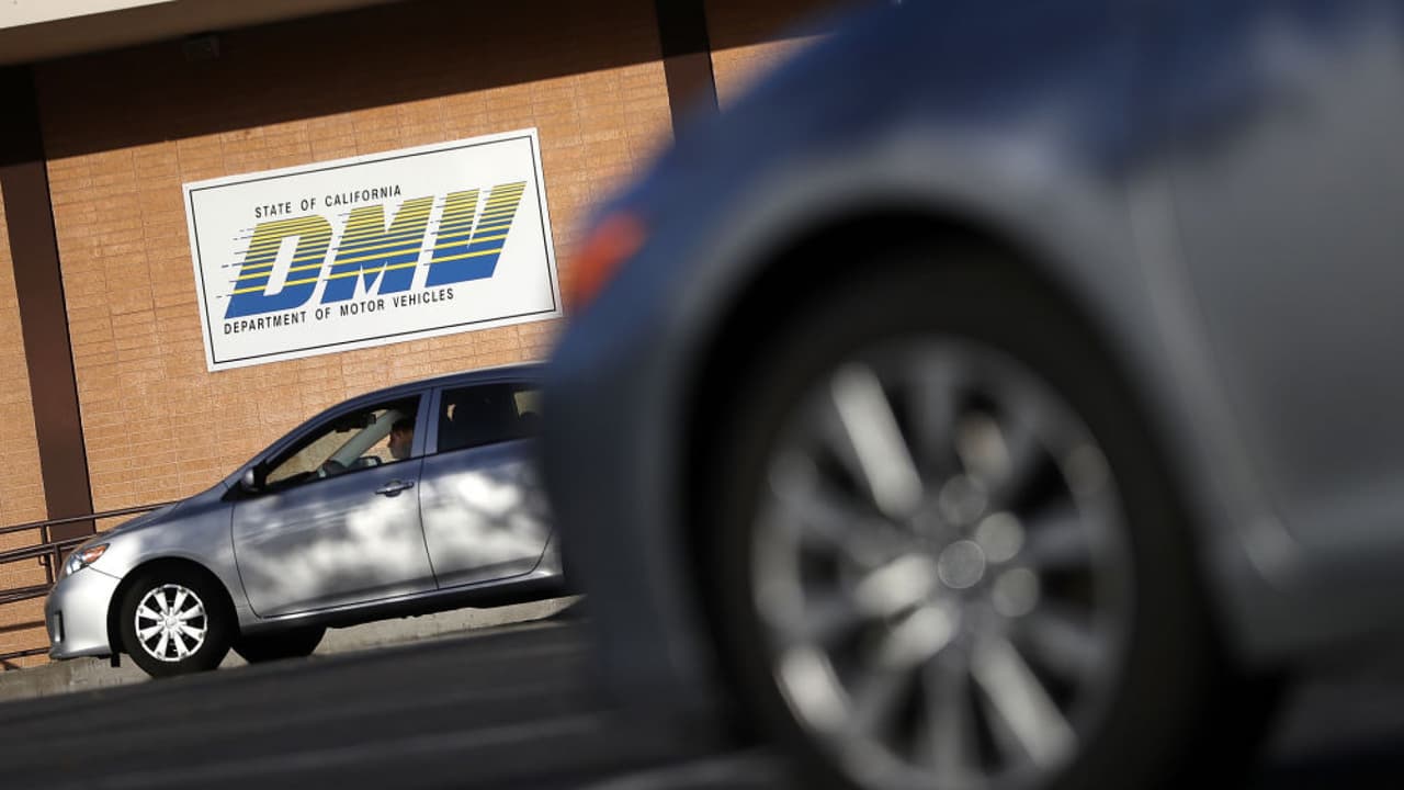 Supervisora del DMV en Los Ángeles recibía sobornos para pasar el examen de conducción 