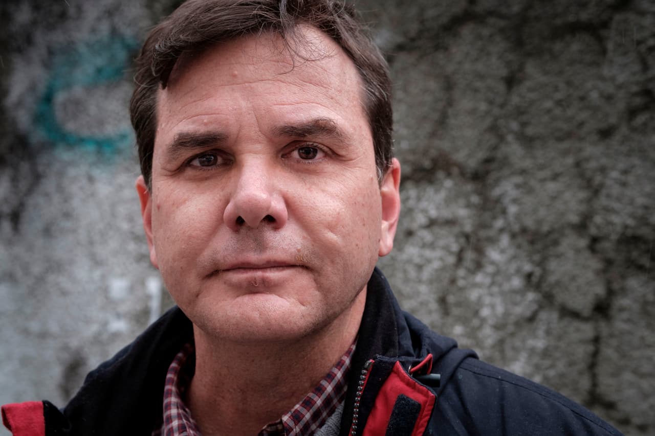 Carlos Veiga, un inmigrante venezolano en Galicia, España, donde nacieron sus padres. Más de 12,000 personas han solicitado asilo político en España, según el informe de la OIM que cita cifras de la Agencia de las Naciones Unidas para los Refugiados (ACNUR). En Italia, donde hay 49,831 venezolanos y Portugal, con 24,603, también han recibido a sus ciudadanos luego de haber emigrado a Venezuela a mediados del siglo XX, y a sus descendientes.