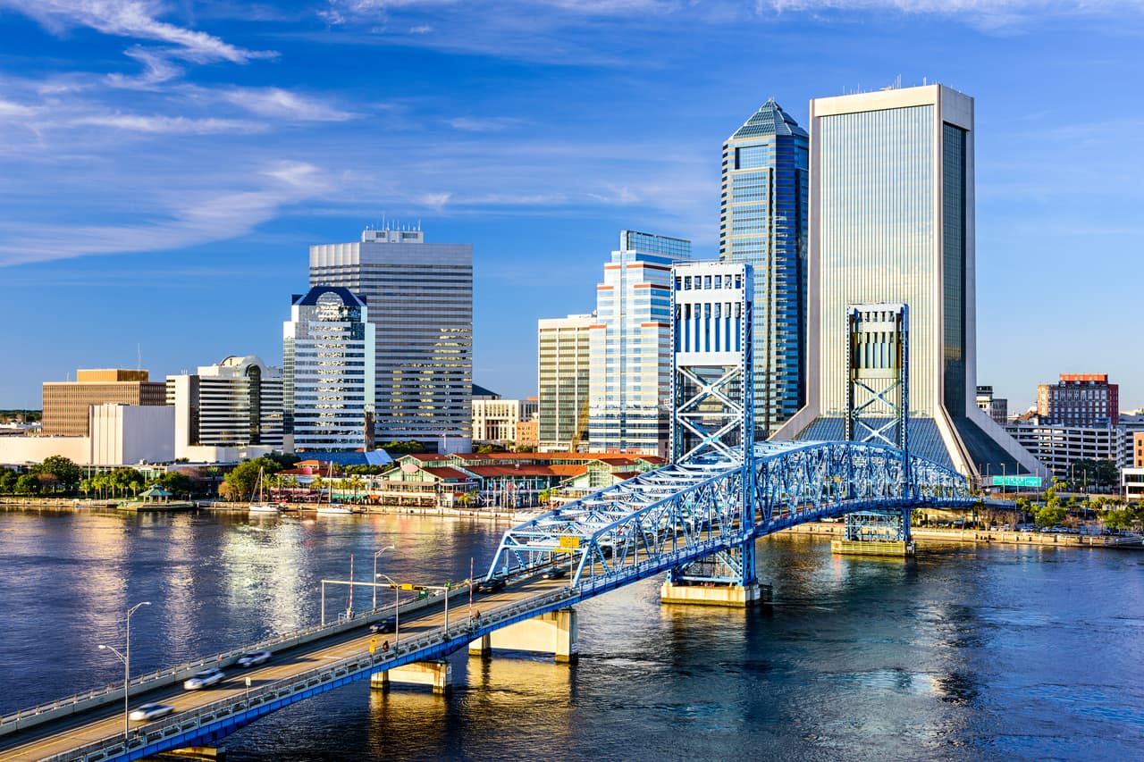 <b>Puesto 1: Jacksonville, Florida</b>
<br>
<br>Puntos: 86
<br>
<br>Entre 2016 y 2019, la población hispana de Jacksonville vio crecer su ingreso per cápita de 21,375 dólares a 23,449 dólares al año. La ciudad ganó el máximo puntaje por su educación y las tasas de participación en la fuerza laboral. También se destacó en el empleo y la baja pobreza, aunque en la tasa de propiedad de vivienda se mantuvo en el promedio
<br>
