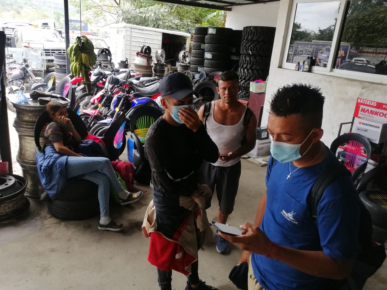 Denis junto a otros inmigrantes hondureños descansan tras la represión sufrida el domingo por parte de soldados y policías en Chiquimula, Guatemala.