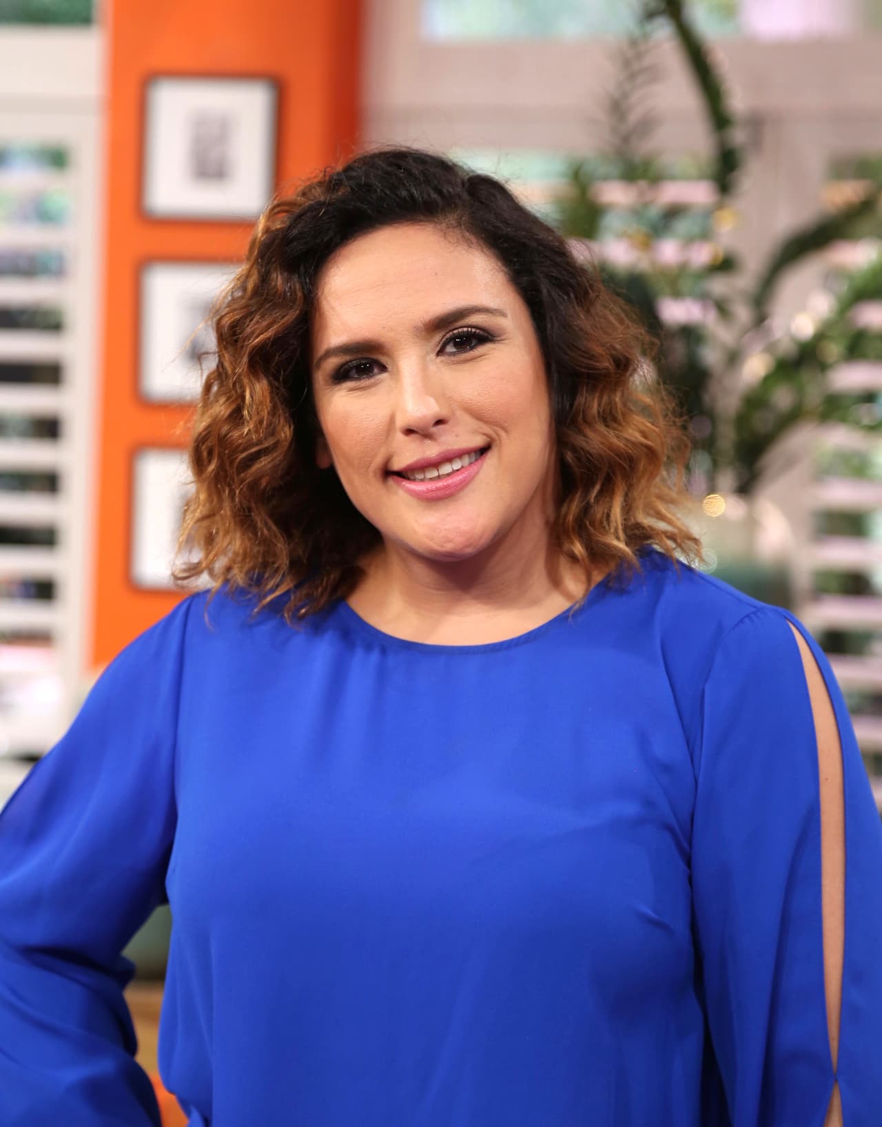 La actriz Angélica María fue cuestionada sobre la supuesta relación entre Manny y su hija: "No, no tiene galán. Es mentira. Creo que este chiquito se está haciendo publicidad con ella porque no es cierto", 
<a href="https://peopleenespanol.com/article/angelica-maria-manny-se-esta-haciendo-publicidad/" target="_blank">le dijo a 'La Oreja'</a>.