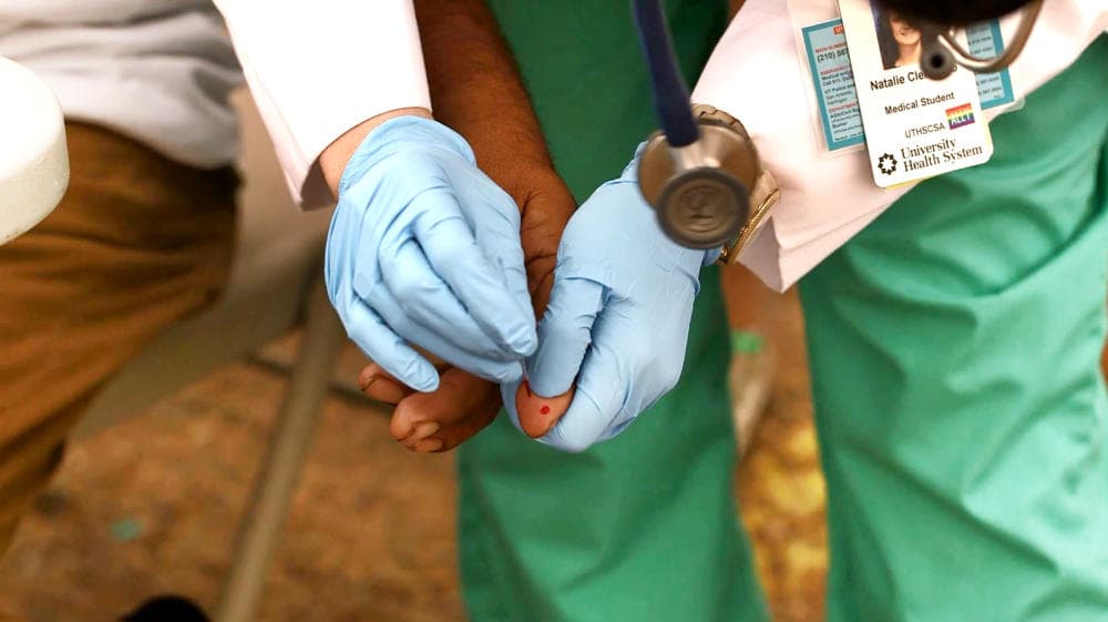 A Milena le interesa investigar cómo el estatus migratorio de una persona influye en su acceso a la atención médica, especialmente en aquellos con fallas de riñón.