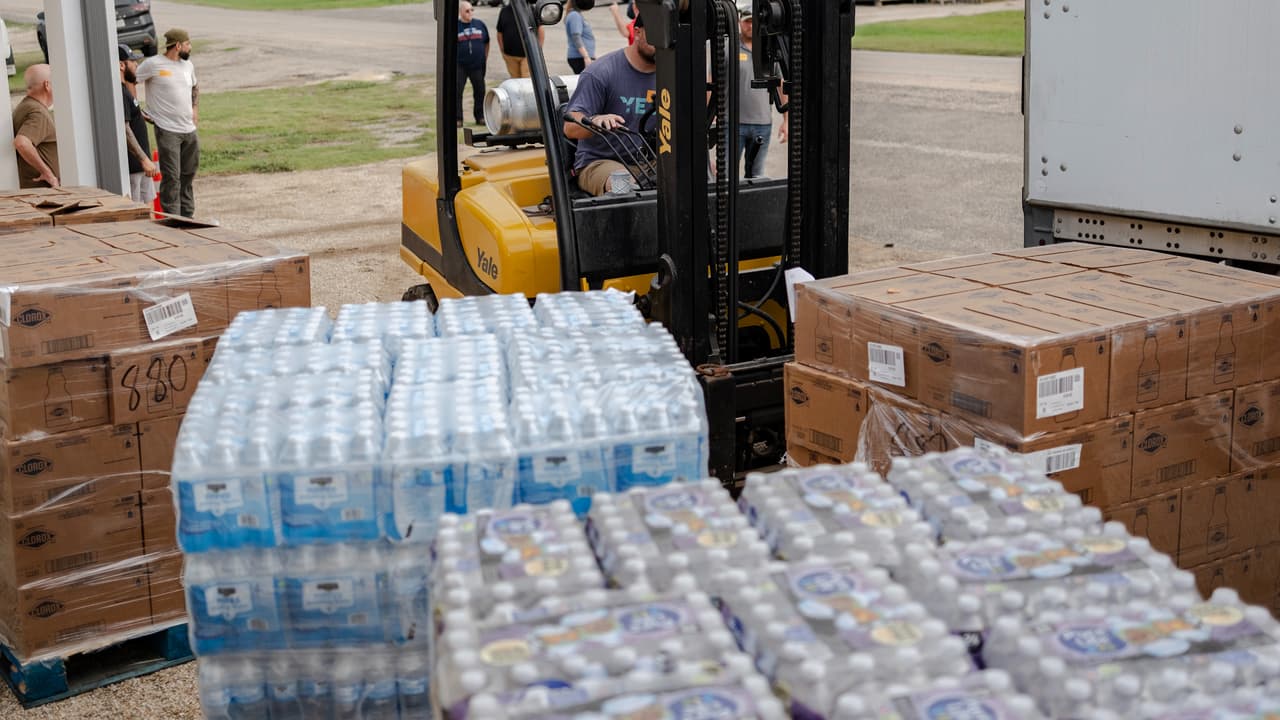 Recolección de donaciones en el condado de Harris para damnificados por inundaciones en Texas
