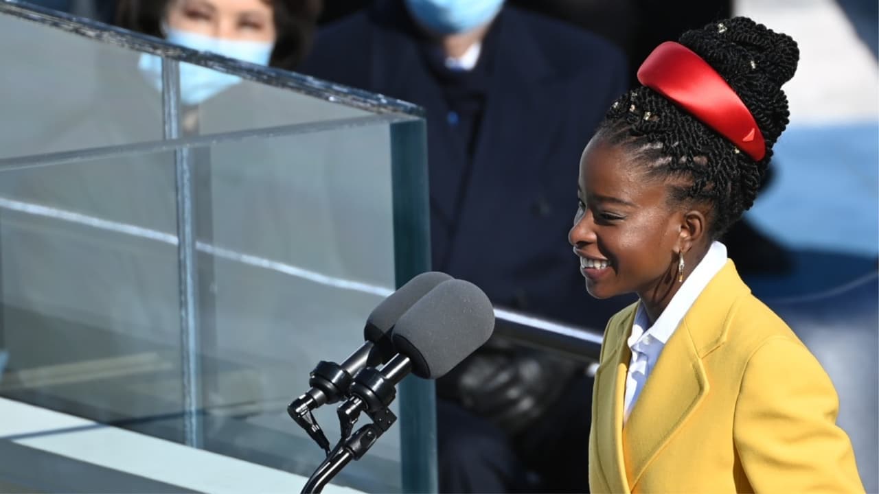 Amanda Gorman, de 22 años, recitó su poema 'The Hill We Climb' ('La colina que subimos') con un tono esperanzador para el nuevo gobierno. "Miramos hacia lo que fue, pero miramos hacia lo que será. Un país que ha sufrido, pero que está unido", dijo la joven en una de las estrofas ante la mirada del presidente y la vicepresidenta, Joe Biden y Kamala Harris. 
<b><a href="https://www.univision.com/noticias/elecciones-en-eeuu-2020/biden-nuevo-presidente-de-estados-unidos">Más información aquí. </a></b>
