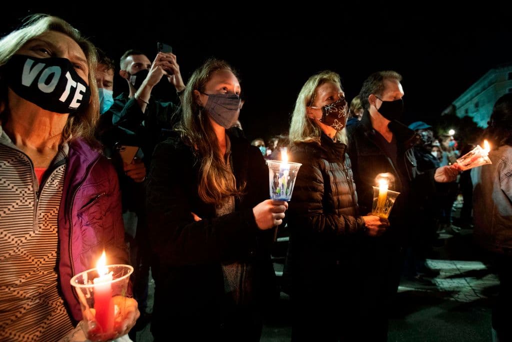 Las personas comenzaron a congregarse frente a la sede del máximo tribunal del país desde la tarde del viernes, en cuanto se conoció 
<a href="https://www.univision.com/shows/noticiero-univision/muere-a-los-87-anos-ruth-bader-ginsburg-jueza-de-la-corte-suprema-tras-una-dura-batalla-contra-el-cancer-video">la noticia de la muerte de Ginsburg</a>, quien luchaba contra un cáncer de páncreas. Durante todo el fin de semana miles de personas han desfilado por allí y han llorado, cantado, aplaudido o guardado silencio frente a un altar improvisado que se ha creado para recordar a la jueza.
