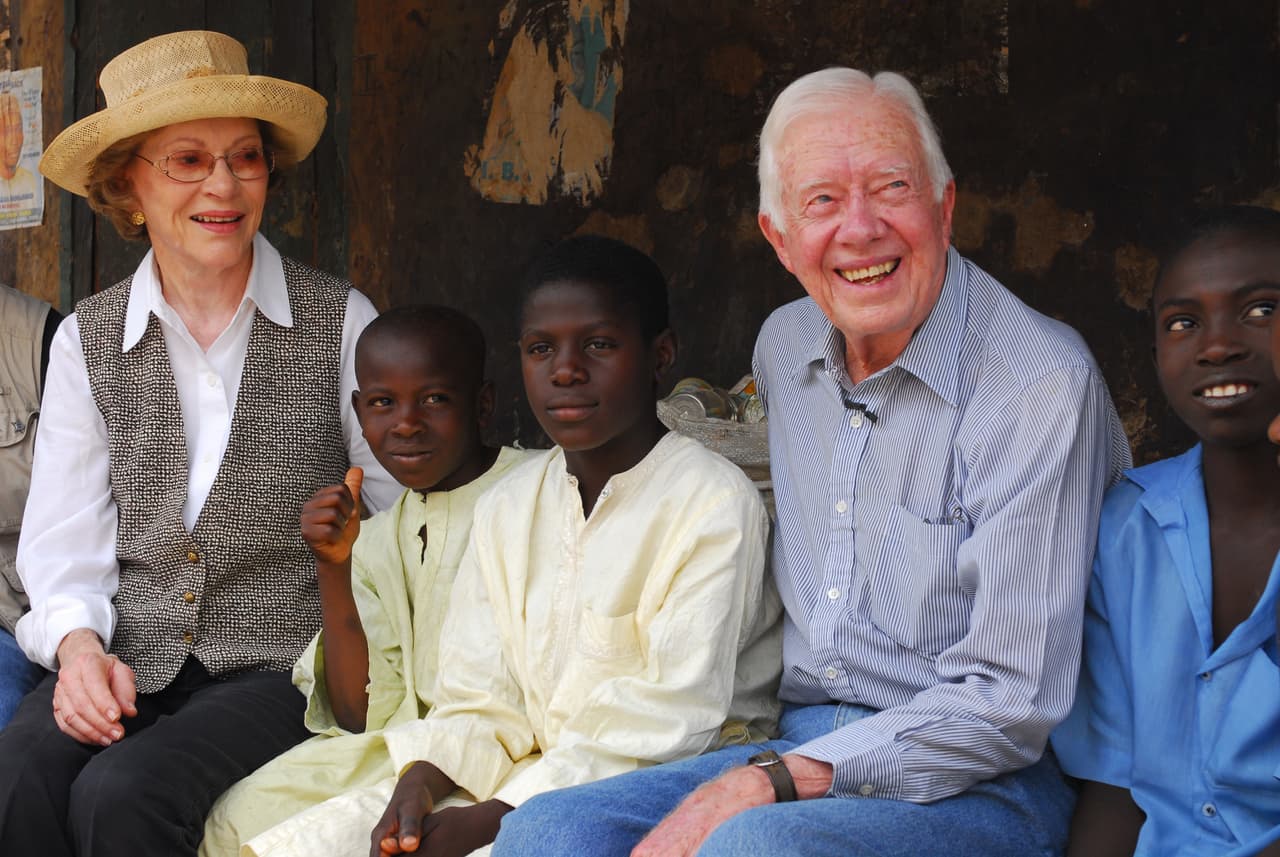 Jimmy Carter y su esposa, Rosalynn, durante una visita humanitaria en Nigeria. 2007.