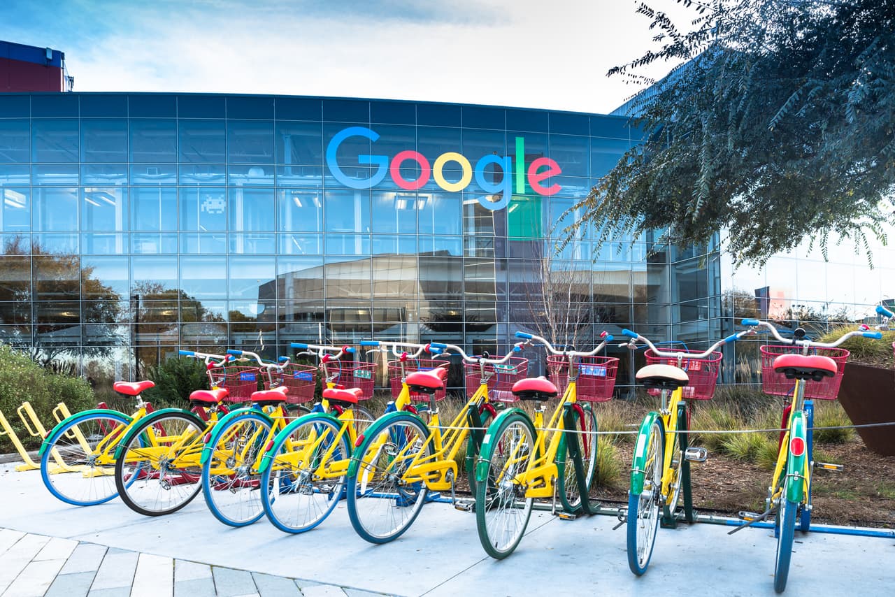 <b>Puesto 5. Alphabet</b>
<br>
<br>Localización: Estados Unidos.
<br>
<br>Área: tecnología.
<br>
<br>Capitalización de mercado: 1,400,000 millones de dólares.
<br>
<br>Alphabet es la empresa matriz de Google.
<br>