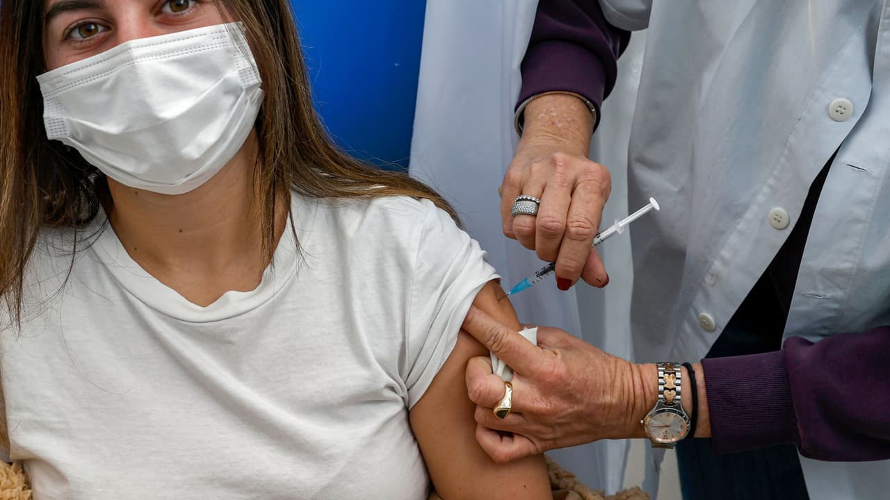 <b>4. Posibles efectos secundarios: Dolor, enrojecimiento e hinchazón en el brazo. Cansancio, dolor de cabeza, dolor muscular, escalofríos, fiebre, náusea.</b>