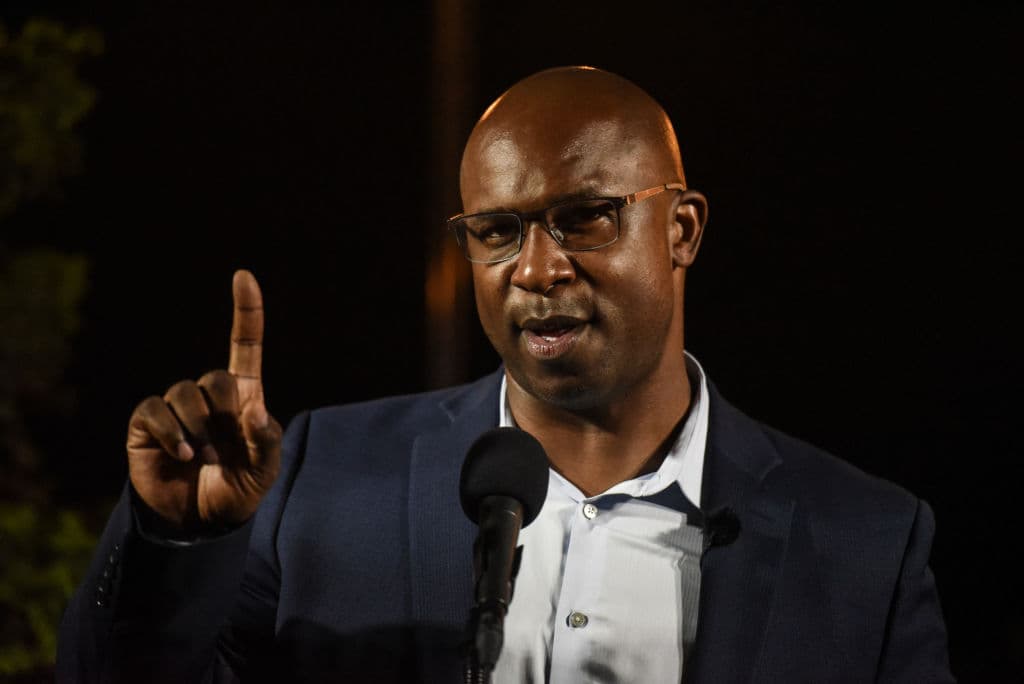 El congresista Jamaal Bowman, después de tuitear un video bailando de alegría, dijo: Felicitaciones Presidente electo Joe Biden y la vicepresidente electa KamalaHarris! Gracias por luchar por el alma de nuestro país.
