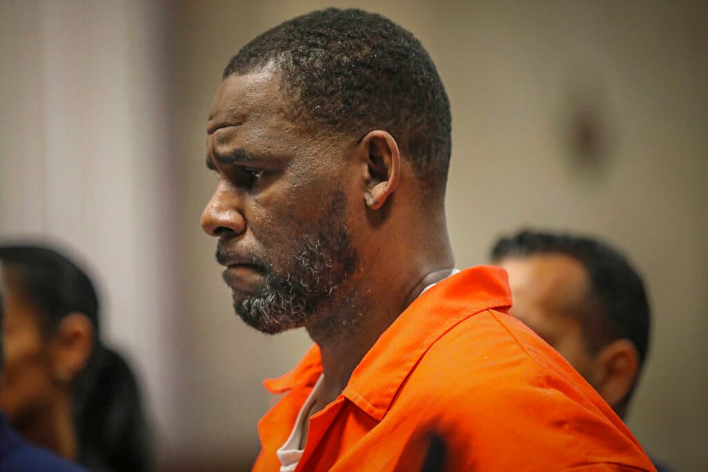 El cantante R. Kelly es declarado culpable de crimen organizado y tráfico sexual