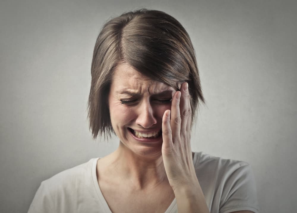 Muchos signos detestan que los vean llorar y prefieren irse a un lugar privado cuando ocurre, mientras que otros más no tienen reparo alguno en empapar su ropa con sus lágrimas y ponerse a chillar a gusto. ¿Tú dentro de cuál rango estás? Averigüemos signo por signo.