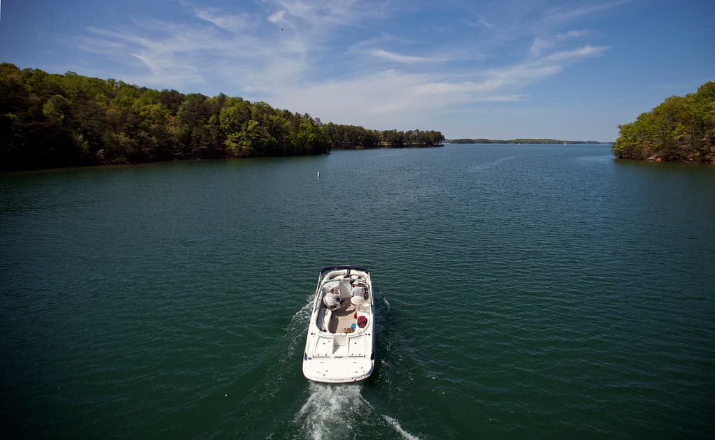 Un joven de 24 años murió electrocutado el pasado jueves luego de saltar al agua desde el muelle, en el lago Lanier, de Georgia, según informaron las autoridades. El hombre, identificado como 
<a href="https://www.univision.com/noticias/sucesos/thomas-milner-murio-electrocutado-saltar-lago-georgia">Thomas Milner, pudo ser rescatado luego de varios intentos fallidos</a> y fue llevado al Hospital Northside Forsyth, donde murió más tarde. Por qué este joven murió electrocutado al saltar a un lago de Georgia.