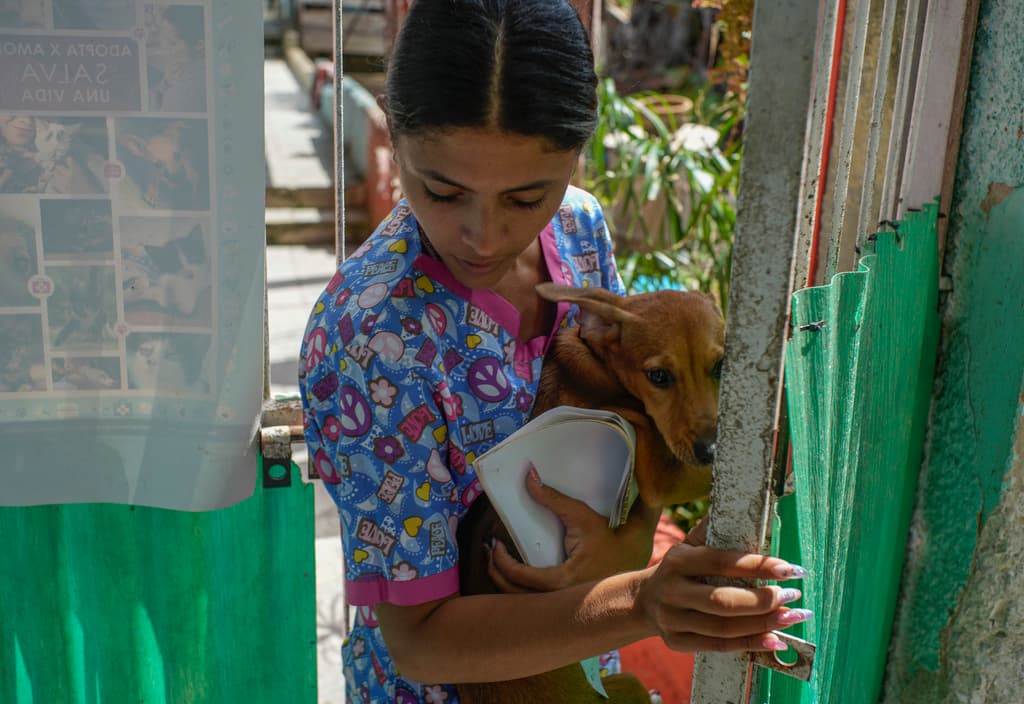 La técnica veterinaria Elizabeth Meade, fundadora del refugio Adopciones por Amor, sostiene a Linda en La Habana, Cuba, el miércoles 2 de octubre de 2024, el día que la perra fue adoptada por un nuevo cuidador. (AP Foto/Ramón Espinosa)