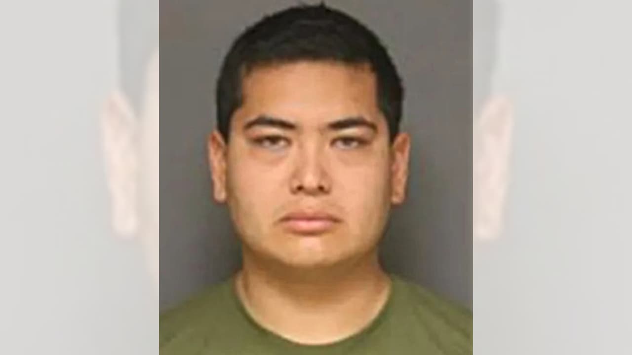 Por el "furry" conoce a una adolescente, asesina a sus padres y quedará preso en California