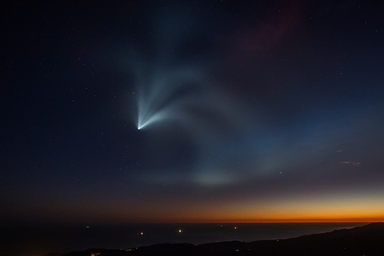 SpaceX es el mayor proveedor de suministros a la Estación Espacial Internacional (ISS) y tiene un contrato de 
<a href="https://twitter.com/MayorOfLA/status/1049130577658404864">1,600 millones de dólares con la NASA</a>. Su propietario, Elon Musk, es tambíen el dueño de la compañia de automóviles electricos Tesla.