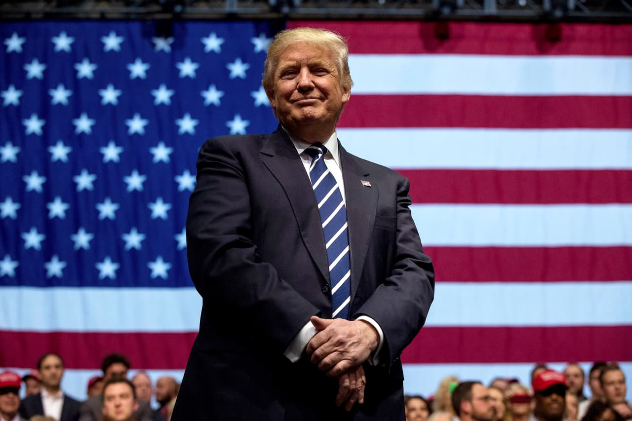 <b>2016, tensión en puerta. </b>Sin haber llegado aún a la Casa Blanca, el presidente electo Donald Trump 
<b><a href="http://www.univision.com/noticias/politica/estamos-a-las-puertas-de-una-guerra-comercial-entre-china-y-eeuu-con-la-llegada-de-trump-al-poder" target="_blank">ha alterado cuatro décadas de relaciones entre Washington y Pekín al cuestionar la necesidad de mantener la política de "Una China"</a> </b>y sugerir que la usará para obtener concesiones por parte del gobierno chino. Durante la campaña Trump acusó a China de manipular su moneda para ganar ventajas comerciales y de tasar indebidamente productos estadounidenses para restringir su acceso al mercado chino.