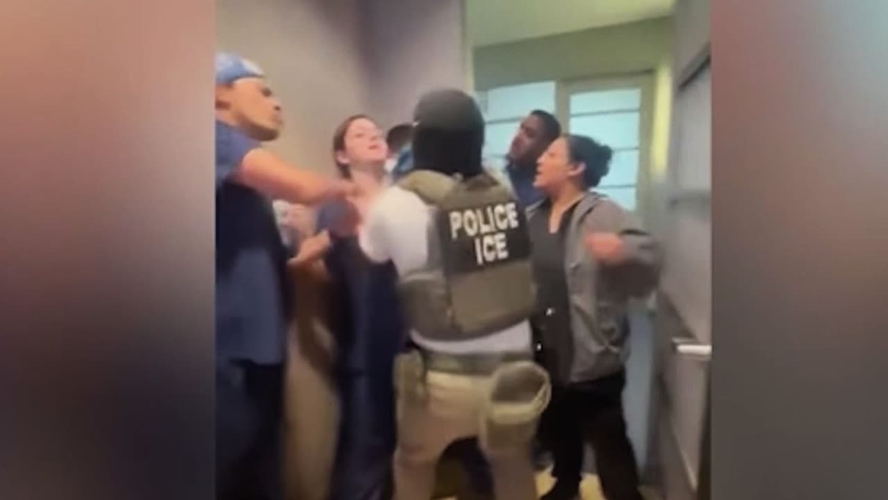 Enfermero hispano es arrestado por ICE tras ayudar a indocumentado durante operación migratoria