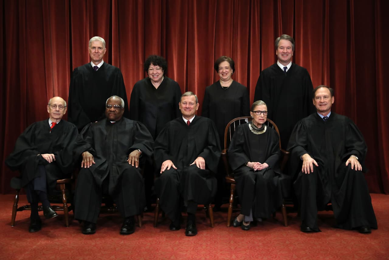 <b>Magistrado de la Corte Suprema de Justicia</b>
<br>
<br>
<b>Salario: 255,300 dólares al año.</b>
<br>
<br>El presidente del Máximo Tribunal (John Roberts desde 2005) gana un poco más, 267,000 dólares al año. 
<br>
<br>Es un trabajo exigente, los jueces reciben cada término entre 7,000 y 8,000 peticiones de casos, aunque generalmente solo escuchan alrededor de 80. 
<br>
<br>La Constitución no impone ningún requisito para ser nominado como juez de la Corte Suprema, pero se espera que esté capacitado en derecho. Y, cuando el presidente lo nomina, debe ser confirmado por el Senado.
<br>
