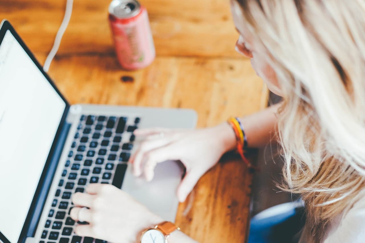 Del mismo modo, exhortaron a las personas a desactivar su cámara web o cualquier otra cámara conectada a Internet cuando no la esté usando.