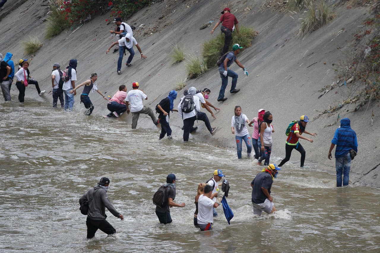 Algunos marchistas tuvieron que refugiarse en el río Güaire, un afluente contaminado que recibe las aguas negras y atraviesa la ciudad de Caracas.