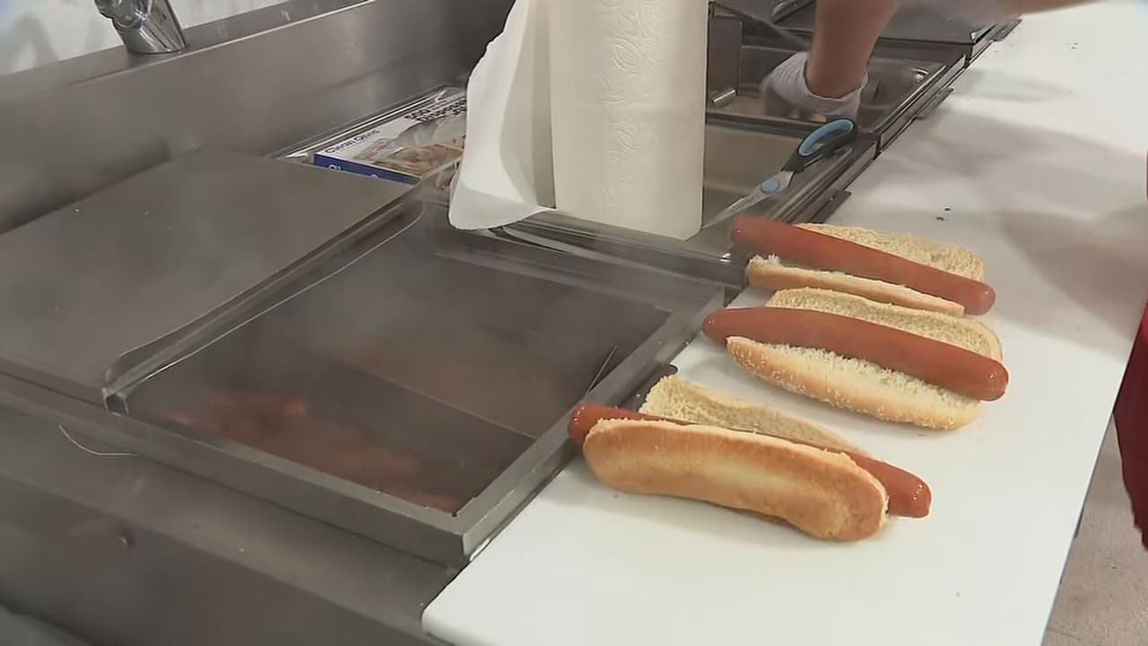 El anuncio de Costco, surge un mes después de que la cadena negara que su popular 
<b>combo de un 'hot dog' y un refresco por $1.50</b>, subiría de precio.