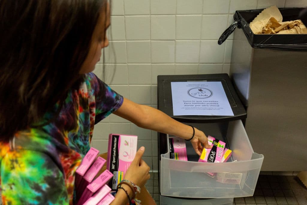 En Estados Unidos y otros países se han tomado medidas, públicas y privadas, para paliar en cierto modo la inequidad menstrual. Por ejemplo, 
<b>suministrando toallas y tampones en los institutos</b>, como este de Falls Church, en Virginia.