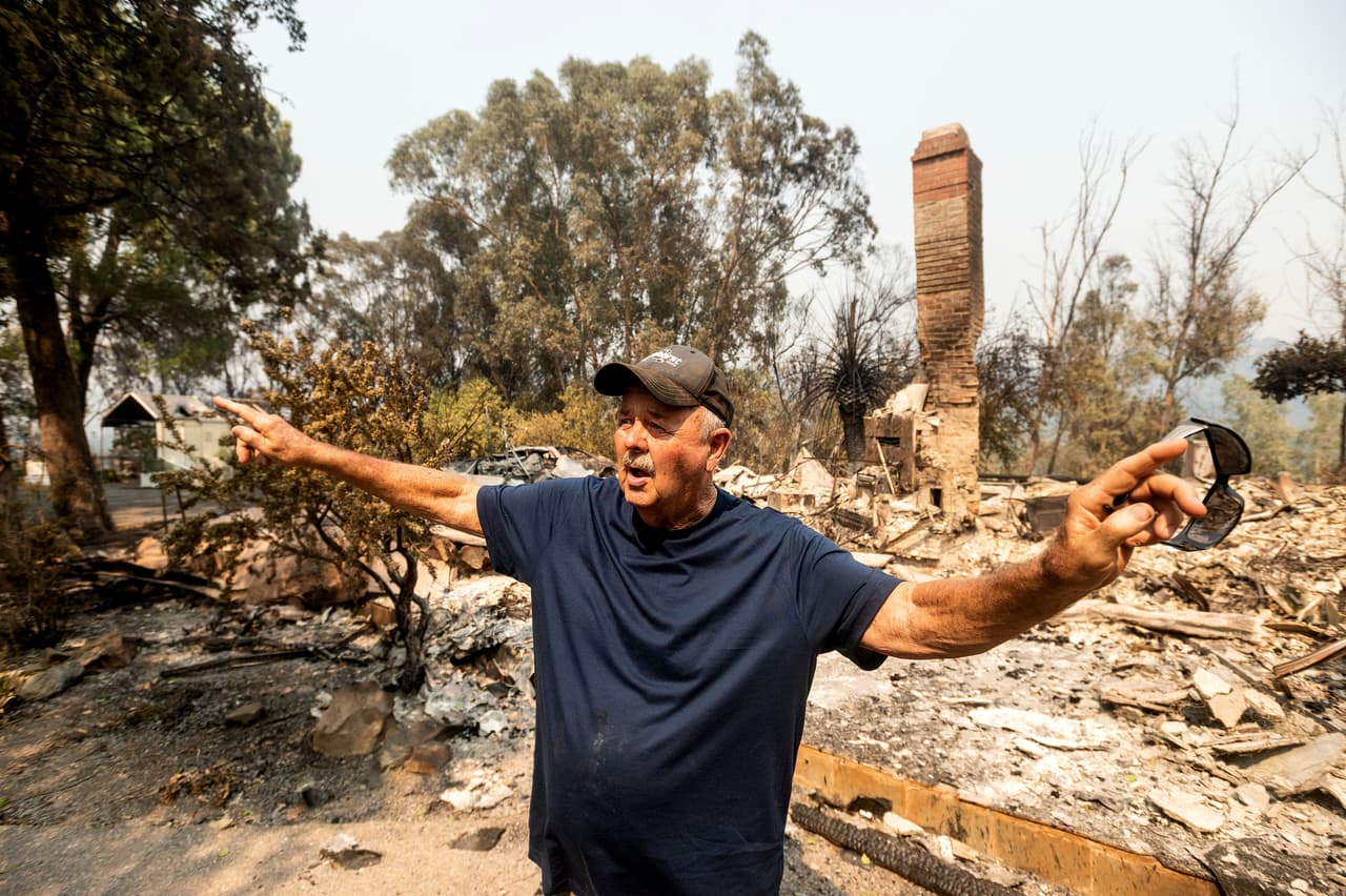 Hank Hanson, de 81 años, describe el camino que tomaron los incendios del LNU Lightning Complex para llegar a su casa en Vacaville, California. 
<b>Hanson, quien construyó la casa hace treinta años, no cree que pueda volver a reconstruirla.</b>