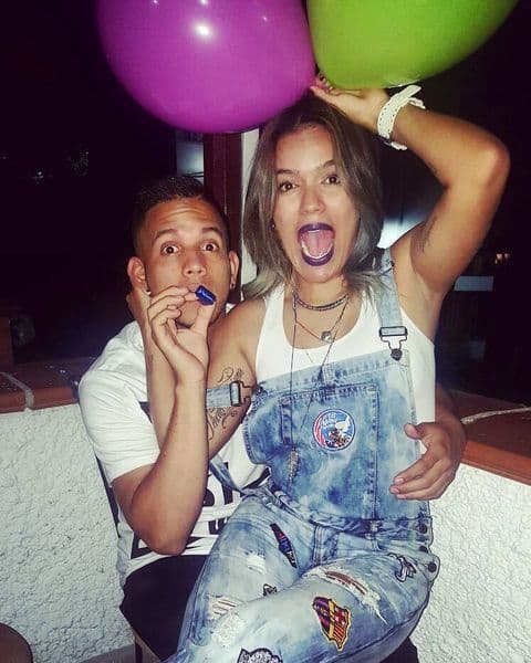 En su feed, la superestrella conserva fotografías en las que está junto con el productor musical Ovy on the Drums, 
<a href="https://www.univision.com/musica/karol-g-anuel-aa-y-otros-novios">con quien se dice salió en 2015</a>. 
<br>