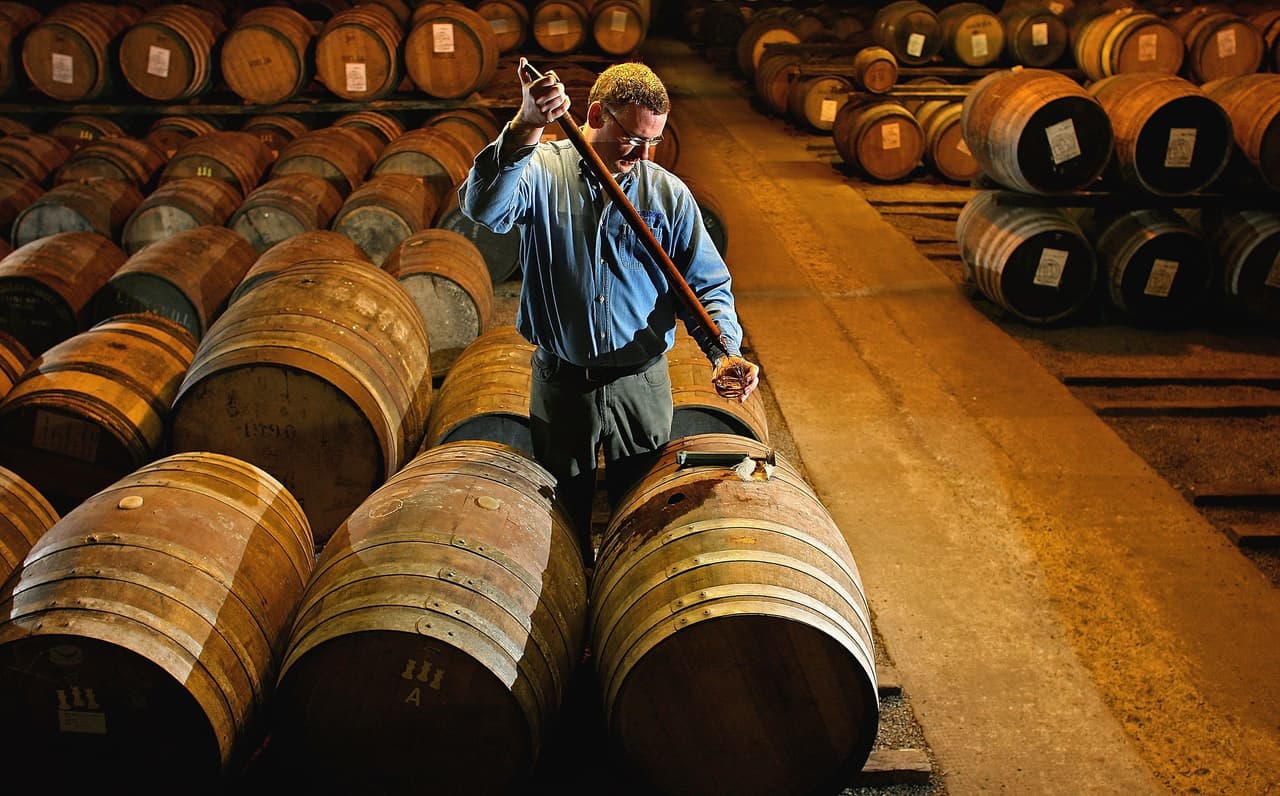 Cervecería y destilería Maplewood, destilería CH (desinfectante de manos Malort) 28 Mile Vodka,destilería de Highwood y la destilería Copper Fiddle del lago Zurich también han comenzado la producción.