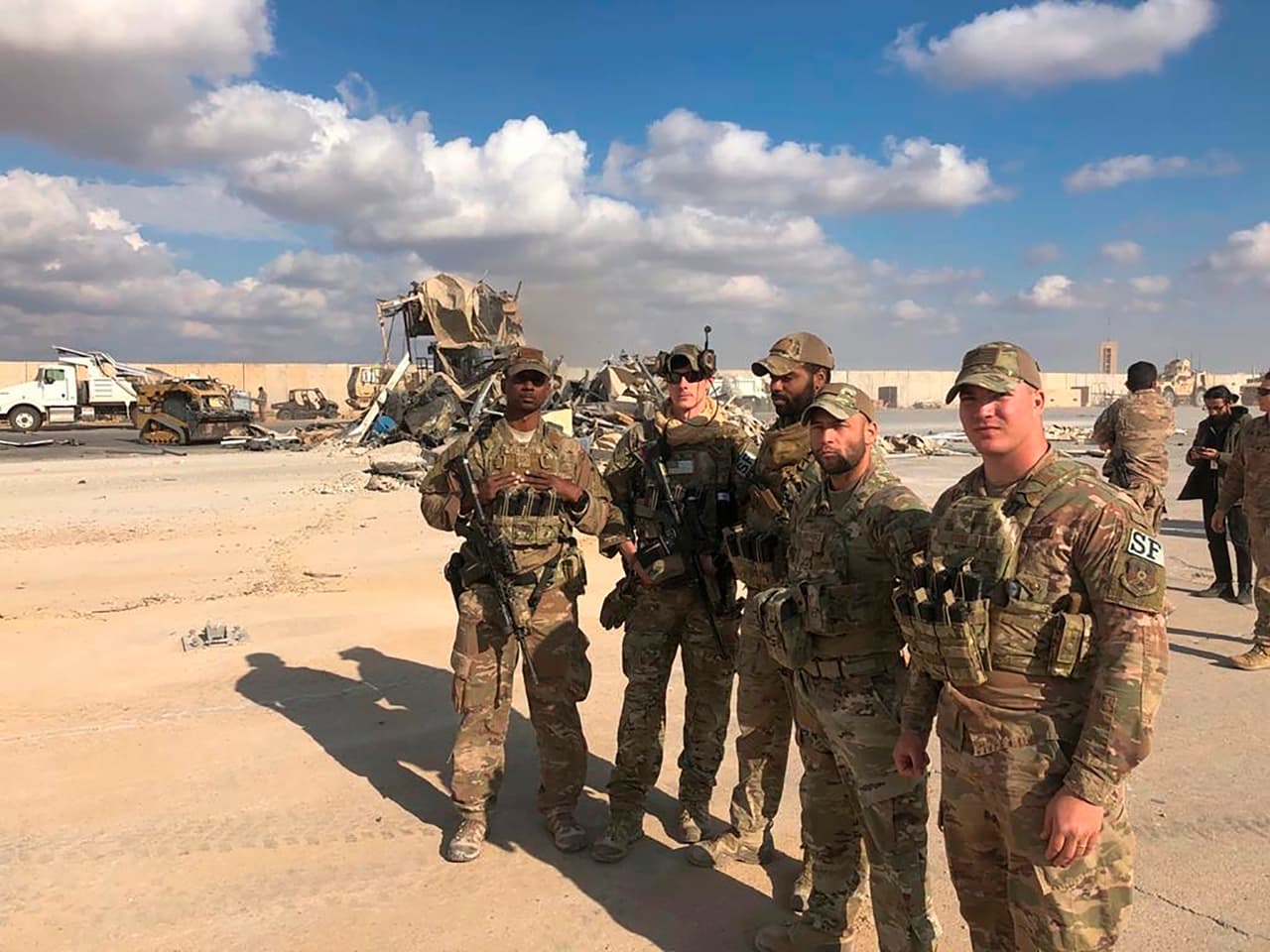 Otra base con personal estadounidense fue atacada esa madrugada en Erbil, al norte de Irak. Esta instalación militar fue 
<a href="https://www.whitehouse.gov/briefings-statements/remarks-vice-president-pence-troops-erbil-air-base/">clave en el operativo</a> que culminó con la muerte del líder de ISIS, 
<a href="https://www.univision.com/noticias/mundo/el-pentagono-revela-las-primeras-imagenes-del-ataque-contra-el-lider-de-isis-sus-restos-fueron-lanzados-al-mar">Abu Bakr al-Baghdadi</a>. 
<br>