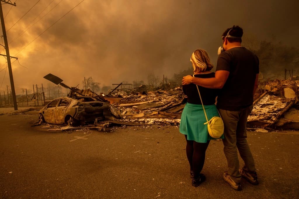 Más de 1,400 bomberos y equipos de cinco estados fueron desplegados para combatir las llamas.
