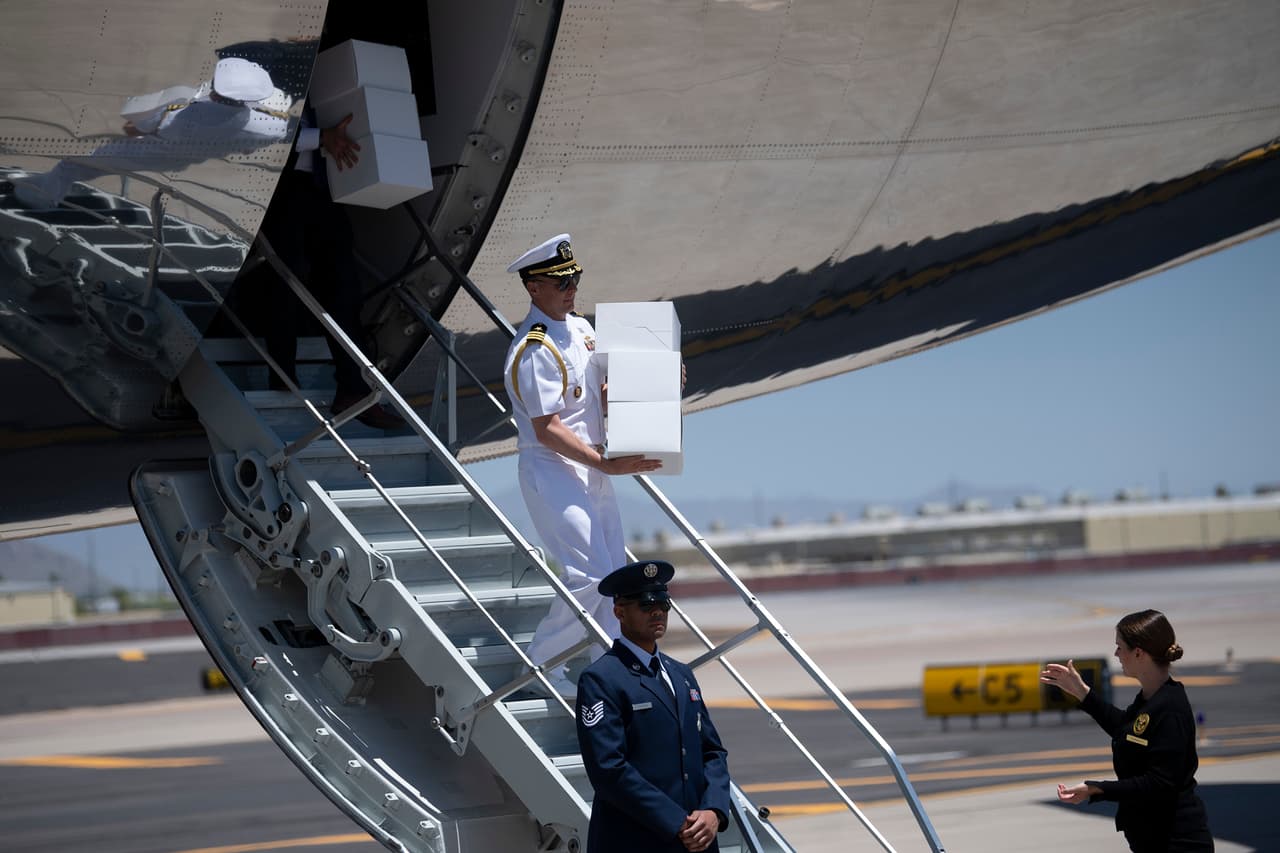 El presidente Donald Trump llegó este martes a Phoenix para visitar la planta Honeywell, una empresa multinacional dedicada a la construcción de motores para aviones que dio un giro a su producción para elaborar máscaras N-95 que necesita el personal médico y de primera línea en medio de la pandemia del coronavirus.