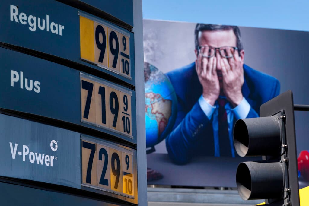 Las autoridades alertan que además de extraer la gasolina de autos de particulares con una manguera, ahora también utilizan taladros para abrir hoyos a los tanques de la gasolina de los vehículos.