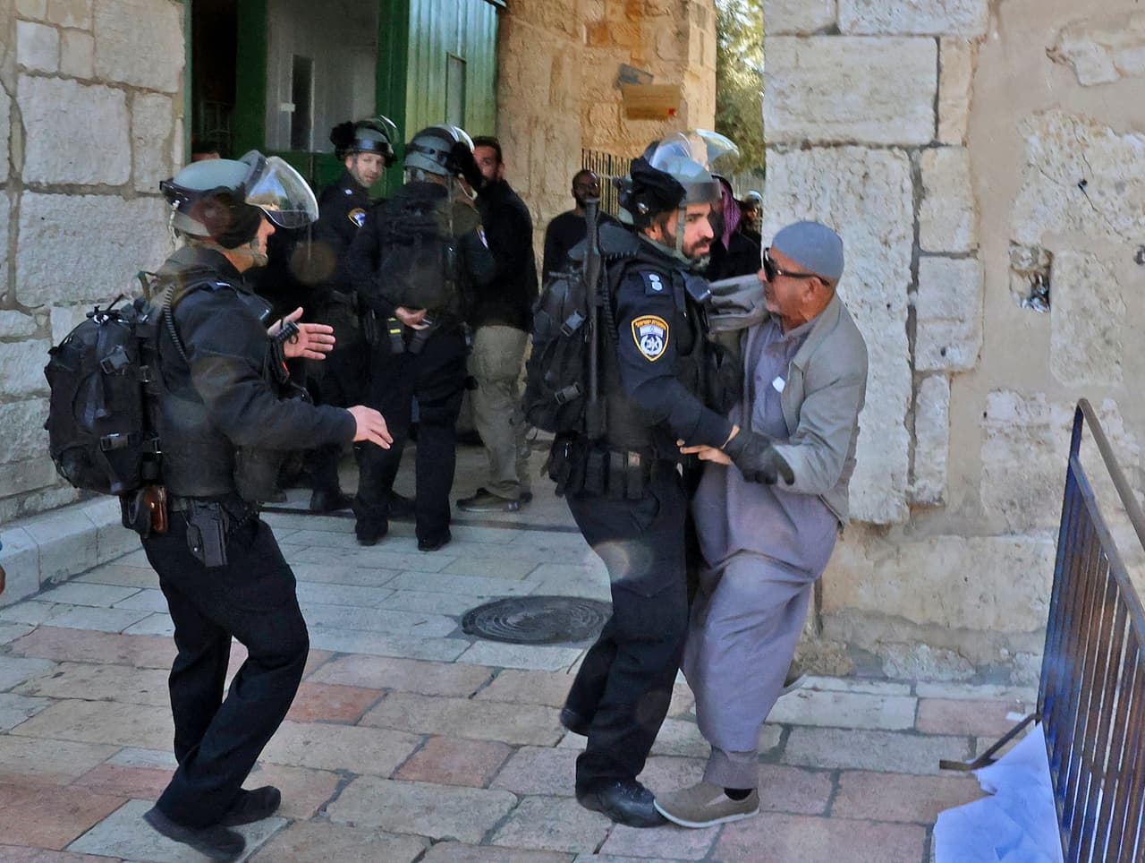 “La policía se vio obligada a entrar en el recinto para dispersar a la multitud y retirar las piedras y rocas para evitar más violencia", tuiteó el Ministerio de Exteriores israelí. La policía dijo que esperó hasta que terminó el rezo y los fieles comenzaron a marcharse. En un comunicado, explicó que la multitud empezó a arrojar piedras en dirección al 
<a href="https://www.univision.com/noticias/noticias-del-mundo/el-papa-francisco-visito-el-muro-de-los-lamentos">Muro de las Lamentaciones</a>, un lugar de culto judío próximo, lo que les obligó a actuar.
<br>