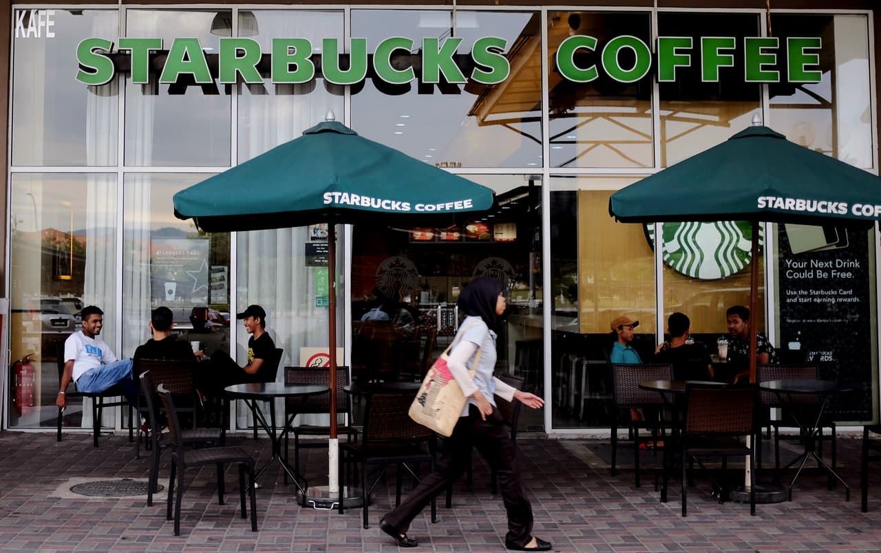 Como medidas para ayudar a limitar la posible propagación del coronavirus, Starbucks implementó cambios temporales en su servicio en 
<a href="https://www.univision.com/temas/eeuu">Estados Unidos</a> y 
<a href="https://www.univision.com/temas/canada">Canadá</a> que van desde el cierre de algunas sucursales hasta limitar el número de personas en ellas. (AP Photo/Daniel Chan)