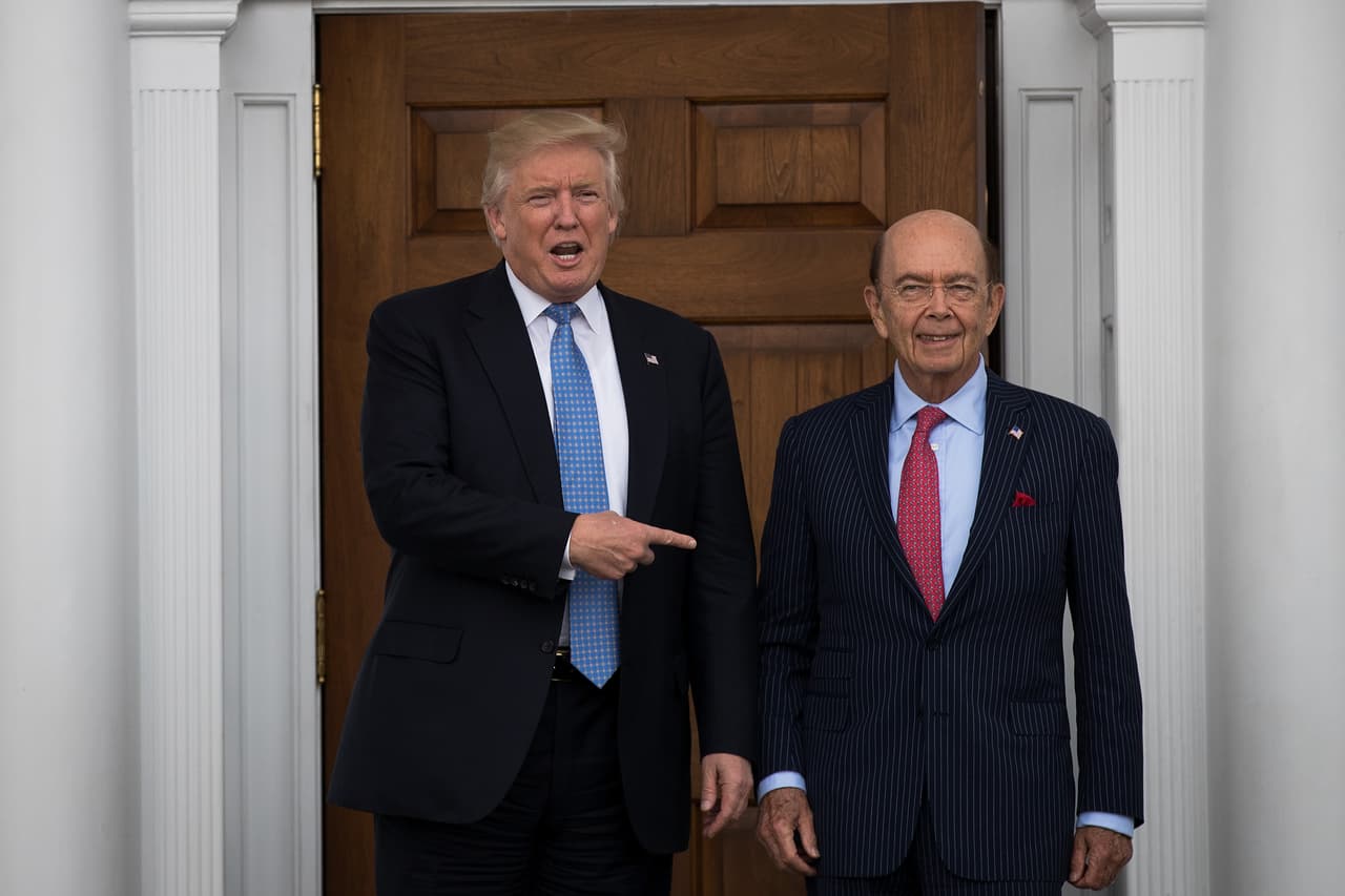 <b>Wilbur Ross, secretario de Comercio. </b>Fue un generoso contribuyente a la campaña de Trump e incluso actuó como asesor económico. Su fortuna según Forbes está estimada en $2.900 millones y muchas de sus posturas están en línea con las promesas de campaña de Trump: ruptura de los "malos acuerdos comerciales", más aranceles para los productos chinos, reducción de impuestos y regulaciones para las compañías de energía, y para las corporaciones que hoy pagan una tasa de 35% y en su opinión deberían ser solo 15%.