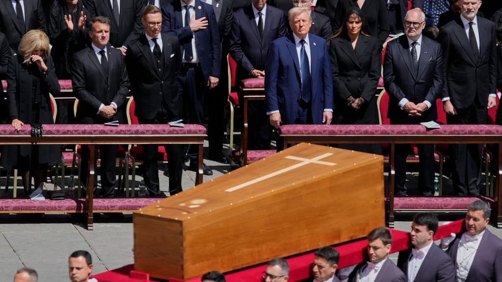 Trump no practica la religión católica, pero
<b> se considera "cristiano"</b>. De hecho, dijo 
<b><a href="https://www.univision.com/noticias/mundo/el-funeral-del-papa-francisco-facilita-una-reunion-sorpresiva-entre-trump-y-zelensky-en-el-vaticano" target="_blank">presente en el funeral del papa Francisco</a></b>, en Roma.