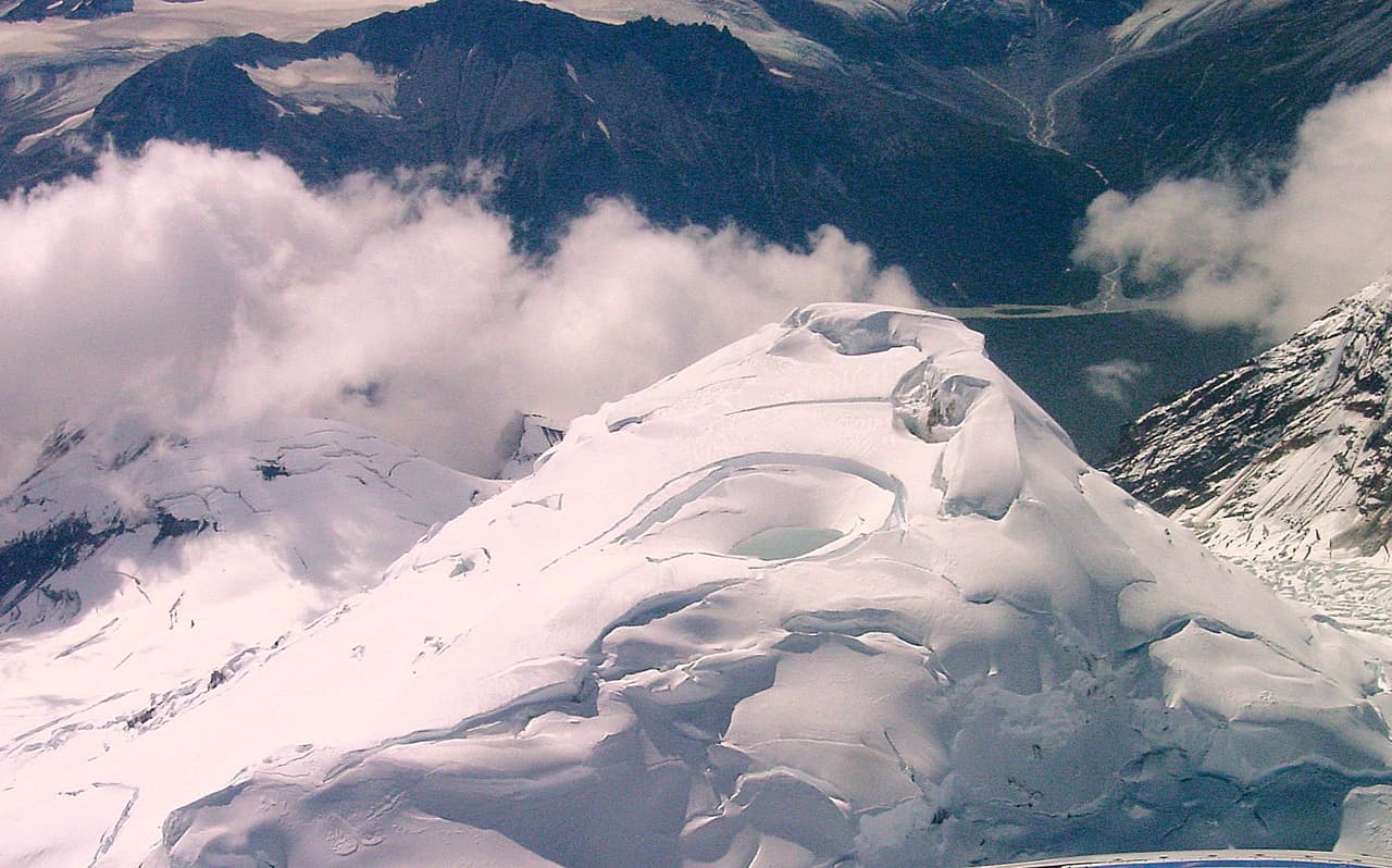 <b>Puesto 10: Mount Spurr, Alaska. Índice de amenaza general: 160. </b>En 1992 rompió con 39 años de inactividad y expulsó cenizas que llegaron a alcanzar 30,000 pies de alto en tres diferentes erupciones. Su nombre conmemora al explorador y geólogo del Servicio Geológico de Estados Unidos Josiah Edward Spurr.