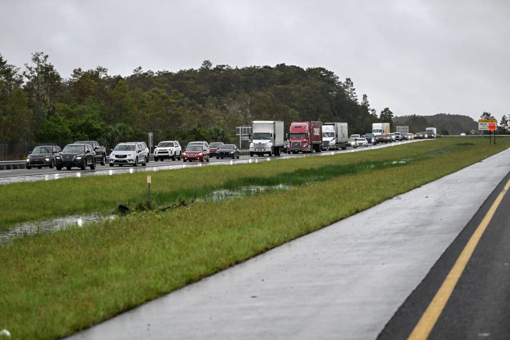 Según la plataforma de seguimiento de combustible GasBuddy, aproximadamente una de cada seis gasolineras de Florida se ha quedado sin combustible mientras millones de personas se apresuran a salir del camino del huracán Milton.