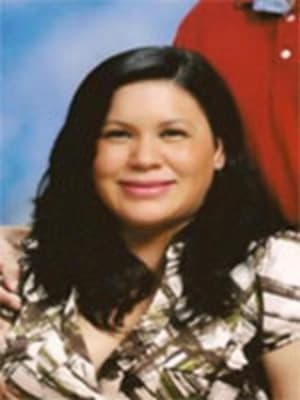 <h3 class="cms-H3-H3">Caris E. Ayala </h3>
<br>
<br>Aunque intentó hacerlo pasar por un accidente doméstico al llamar a los servicios de emergencia para reportar que el niño de cinco meses que cuidaba no respondía, las autoridades determinaron que 
<b>el menor sufrió una grave lesión craneal </b>que le terminaría provocando la muerte el 26 de octubre de 2012, en Sandy Springs, Georgia. 
<br>
<br>Aunque Ayala pudo ser interrogada por las autoridades, la mujer nunca acudió a otra cita programada 
<b>y fue acusada de asesinato. </b>
<br>
<br>El FBI cree que la mujer,
<b> con vínculos en México y Centroamérica</b>, se encuentre viajando con su marido, Noe Castillo Ramírez y su pequeña hija. 
<br>