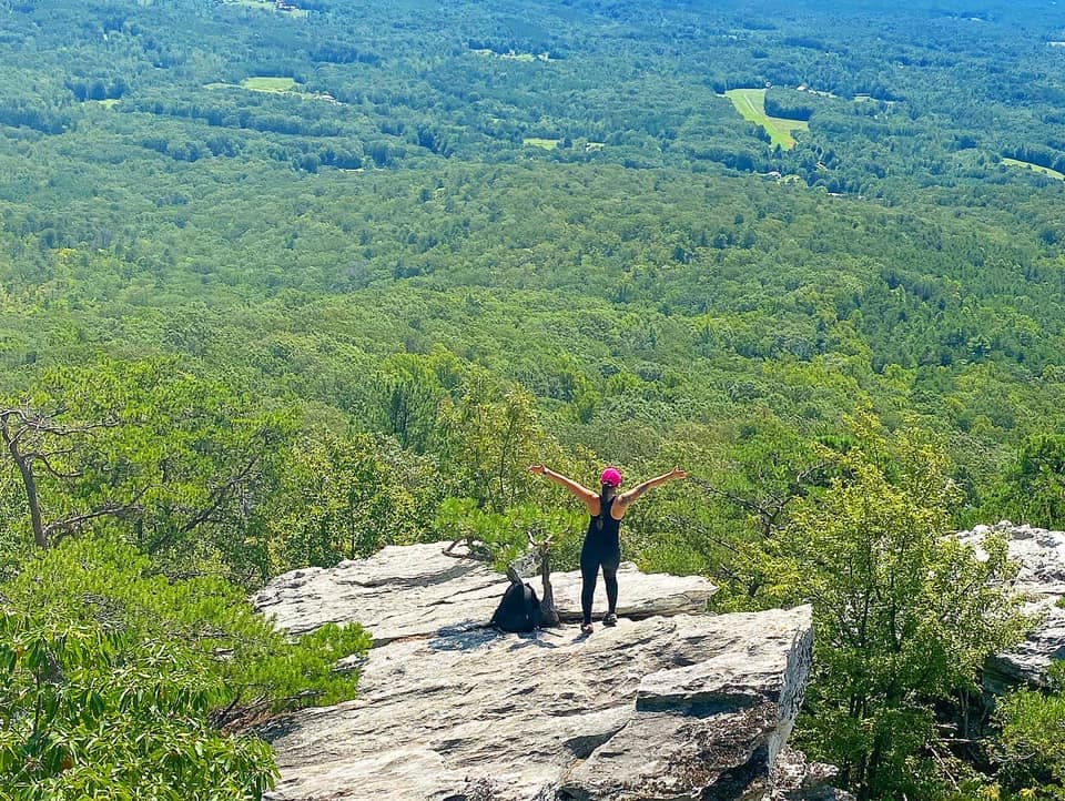 <b>Hanging Rock State Park (Danbury)</b>: 
<br>
<b>Sitio web</b>: 
<a href="https://www.ncparks.gov/state-parks/hanging-rock-state-park">https://www.ncparks.gov/state-parks/hanging-rock-state-park</a> 
<br>
<a href="https://maps.app.goo.gl/qiG2kBwZm9NY2okm6"><b>Cómo llegar</b></a>
<b> </b>
<br>
<br>Ubicado en el condado de Stokes, 30 millas al norte de Winston-Salem, 
<a href="https://www.univision.com/local/north-carolina-wuvc/vistas-espectaculares-carolina-del-norte-fotos"><b>Hanging Rock comenzó como un proyecto del Cuerpo Civil de Conservación y se ha convertido en un parque estatal que ofrece una experiencia inolvidable al aire libre</b></a>. Cuenta con más 48 millas de senderos para recorrer a pie y 15 más para explorar en bicicleta.