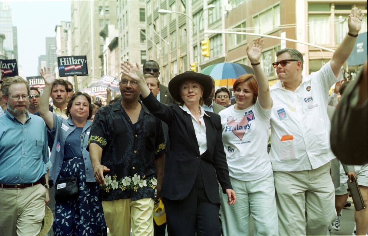 <b>Ahora al senado.</b> Durante la campaña por el senado en Nueva York, Hillary Clinton marcha junto a otras autoridades en la parada gay de la Gran Manzana en el año 2000. Fue la primera vez que una ex primera dama obtuvo un cargo público por votación.