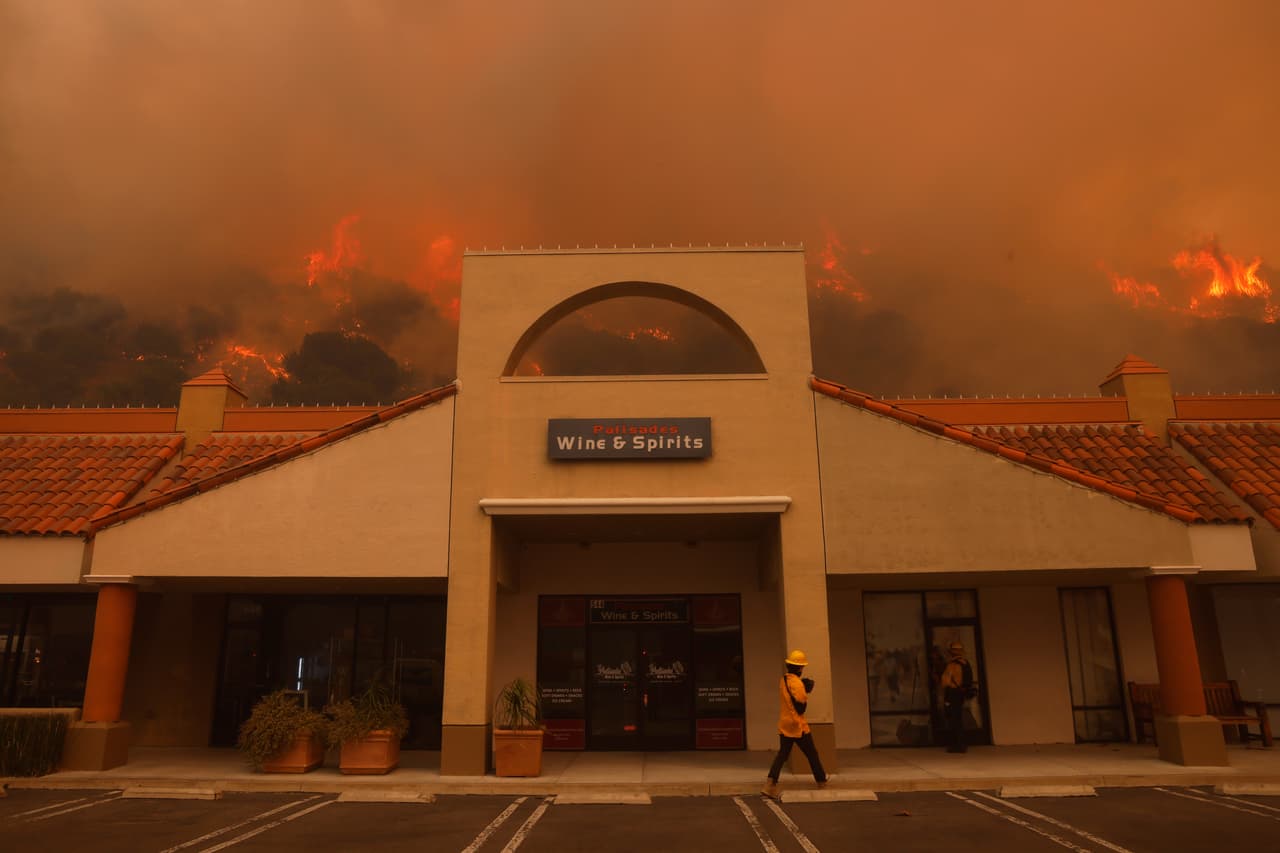 Declaración de emergencia: El gobernador Gavin Newsom y la ciudad de Los Ángeles 
<b>declararon el estado de emergencia </b>para facilitar recursos de ayuda y contención.