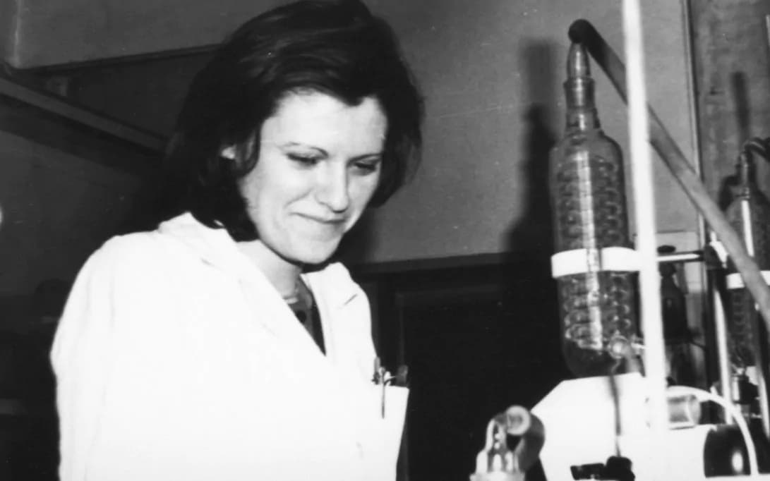 Katalin Karikó, como estudiante de doctorado sintetizando químicamente ARN en 1980 mientras trabajaba en el laboratorio de ARN del Centro de Investigación Biológica de la Academia de Ciencias de Hungría.