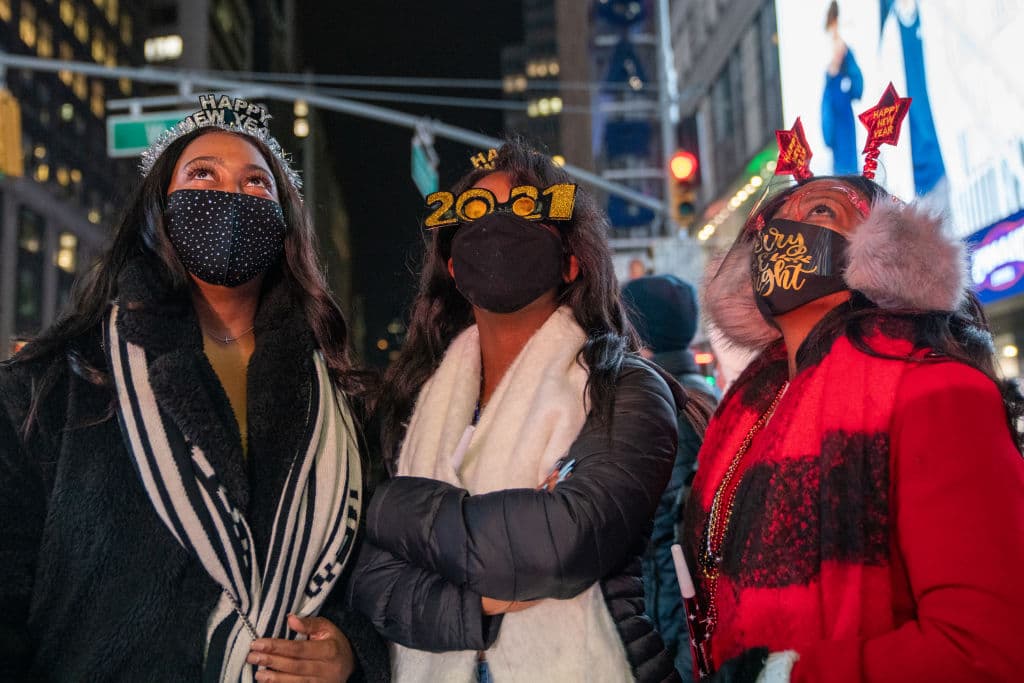 Aunque algunas personas se acercaron hasta donde se les permitía llegar, la mayoría de los neoyorquinos siguió los festejos por televisión, como indicaron las autoridades.