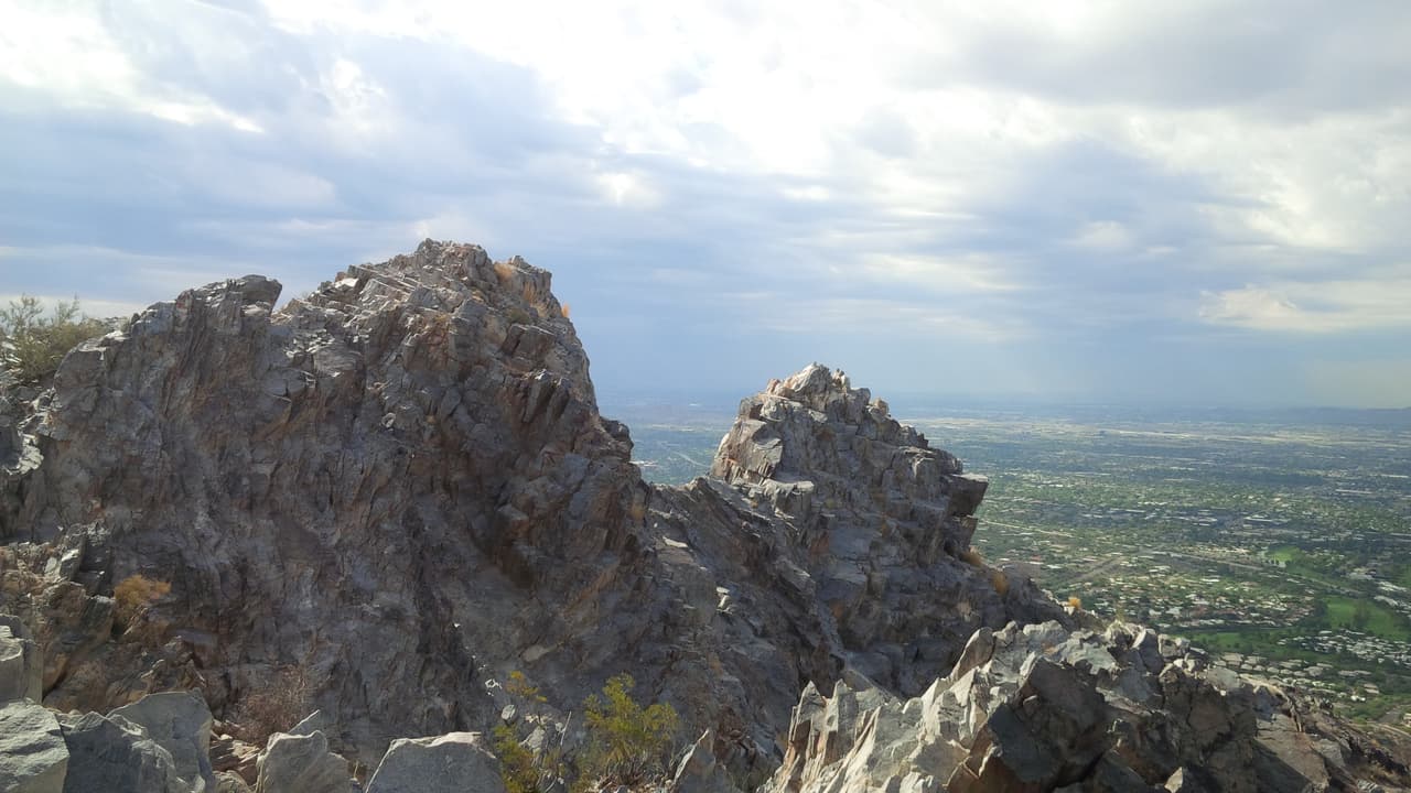 Sendero 
<a href="https://goo.gl/maps/2tu3Wj8J2Gg68epSA" target="_blank">Piestewa Peak Trailhead</a>: Se implementarán controles de tránsito para manejar la entrada y salida para evitar la sobrepoblación. “Los conductores deben ser respetuosos si se estacionan en el vecindario cercano y estar al tanto de las restricciones de estacionamiento en la calle” advirtió la ciudad.
<br>