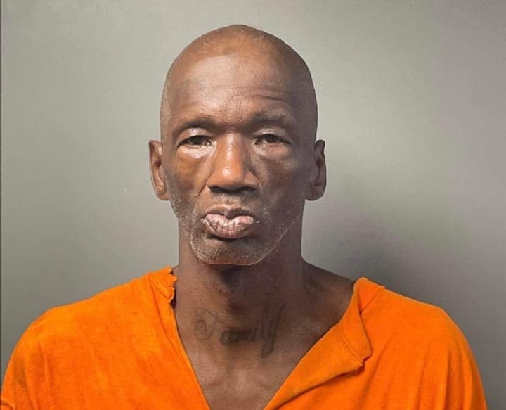 Este hombre fue detenido por 'convivir' por varios días con el cadáver de un familiar en su casa de Alabama