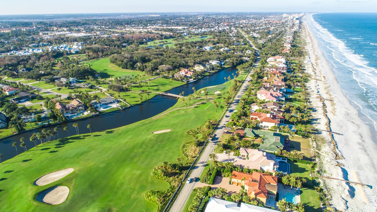 2. 
<b>Jacksonville, FL:</b> el segundo lugar es para esta ciudad en el estado Florida, donde el costo de vida más bajo que en otras ciudades y menos impuestos sobre la renta atraen a un mayor número de personas.